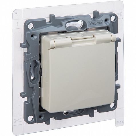 Legrand Etika Слоновая кость Розетка 2К+З IP44