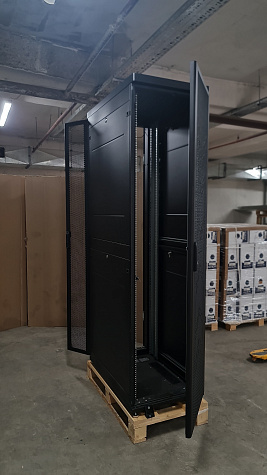 Шкаф Rackcenter D9000 48U 600 × 1000, передняя дверь перфорированная одностворчатая, задняя дверь перфорированная двустворчатая, черный