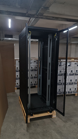 Шкаф серверный напольный D9000, IP20, 42U, 1955х750х1200, дверь: перфорация, задняя дверь: двойная распашная, перфорация, боковая панель: сплошная, сварной, цвет: чёрный
