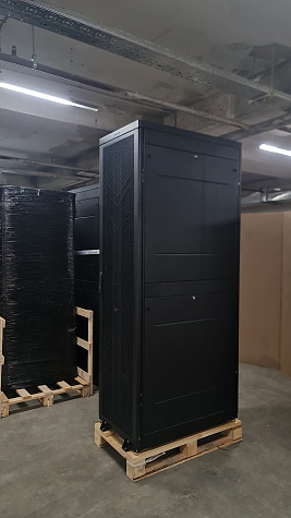 Шкаф Rackcenter D9000 48U 600 × 1000, передняя дверь перфорированная одностворчатая, задняя дверь перфорированная двустворчатая, черный
