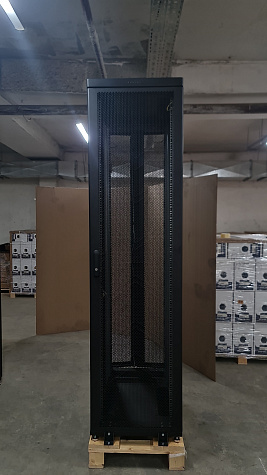 Шкаф Rackcenter D9000 48U 600 × 1000, передняя дверь перфорированная одностворчатая, задняя дверь перфорированная двустворчатая, черный