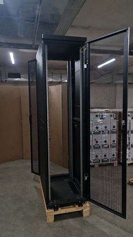 Шкаф Rackcenter D9000 48U 600 × 1000, передняя дверь перфорированная одностворчатая, задняя дверь перфорированная двустворчатая, черный